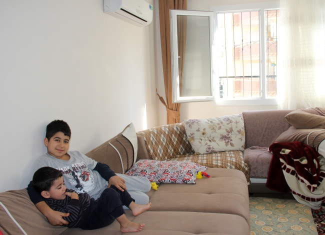 Pencerede asılı kalan çocuk ölümden döndü